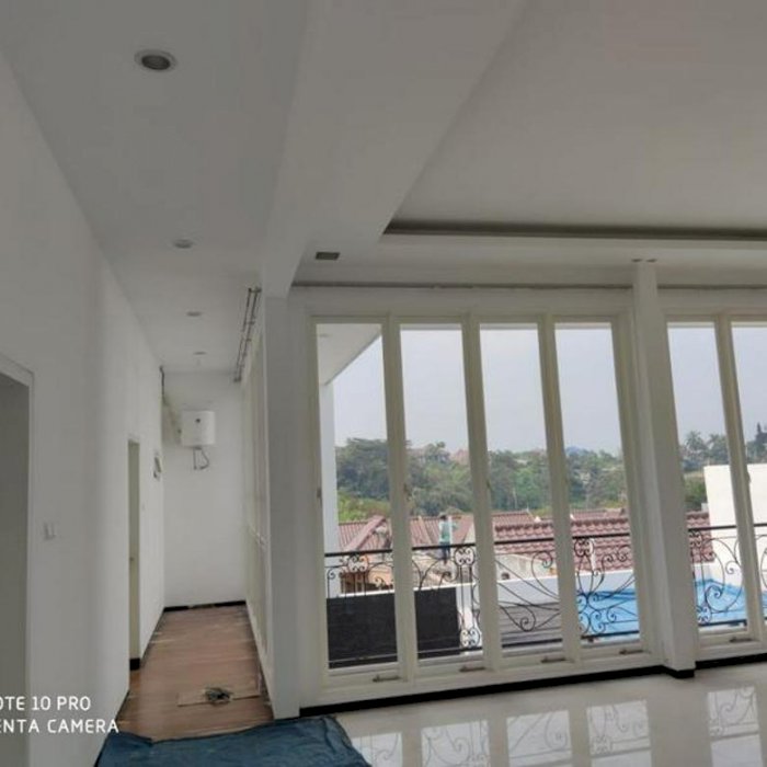 Dijual Rumah Mewah Dengan Kolam Renang Di Villa Puncak Tidar Malang