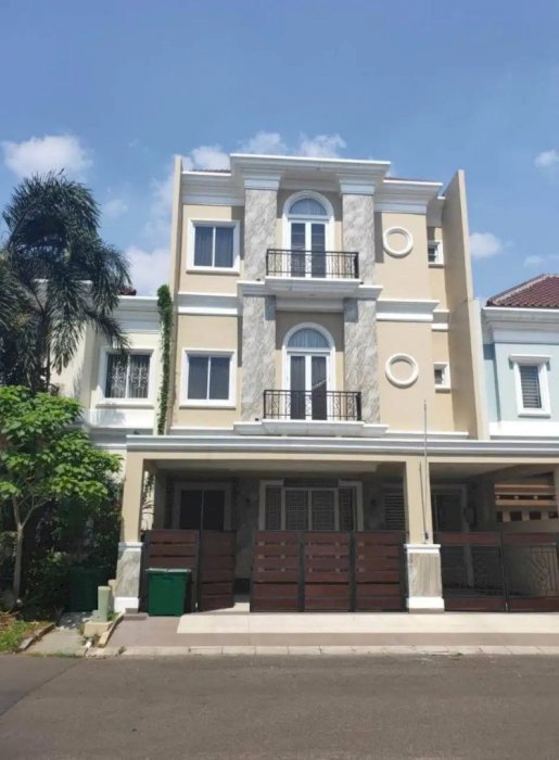 Dijual Rumah Mewah Lantai Di Royal Gading Mansion Luas X M