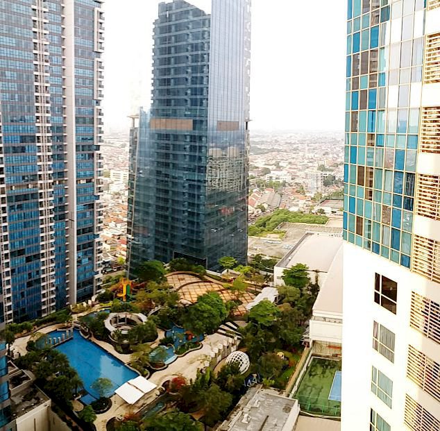 CASA GRANDE RESIDENCE Dijual Cepat 2 Kamar Lantai Tinggi View Pool