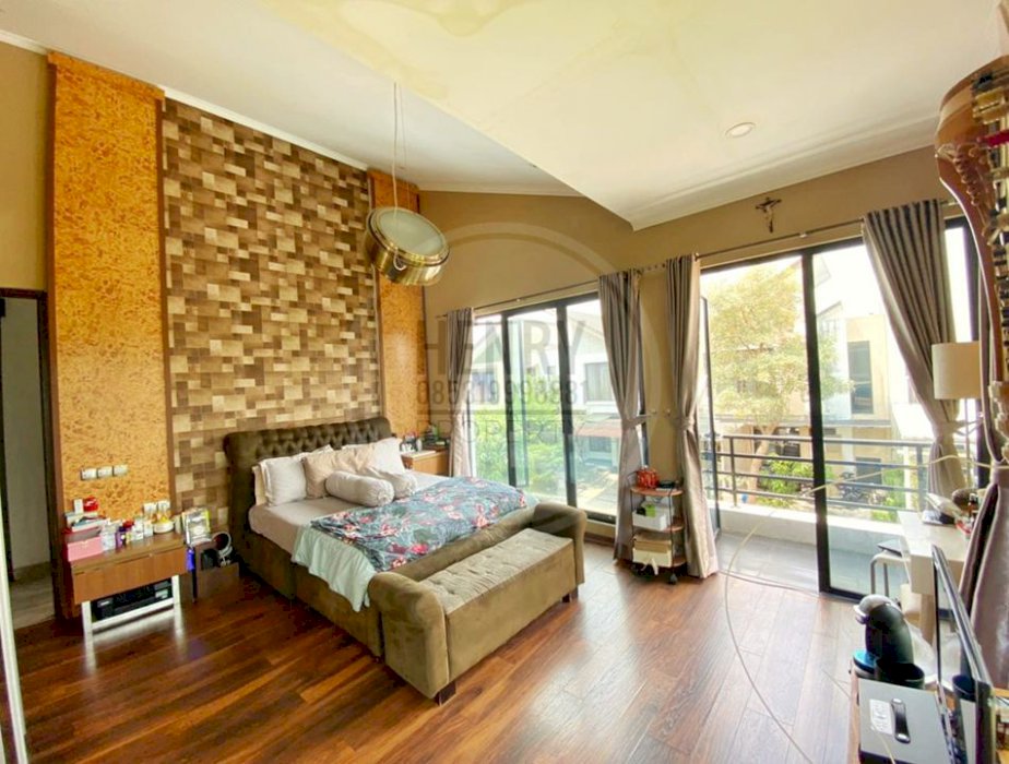 Dijual Cepat Rumah Hoek Mewah di Sernade Lake Gading Serpong