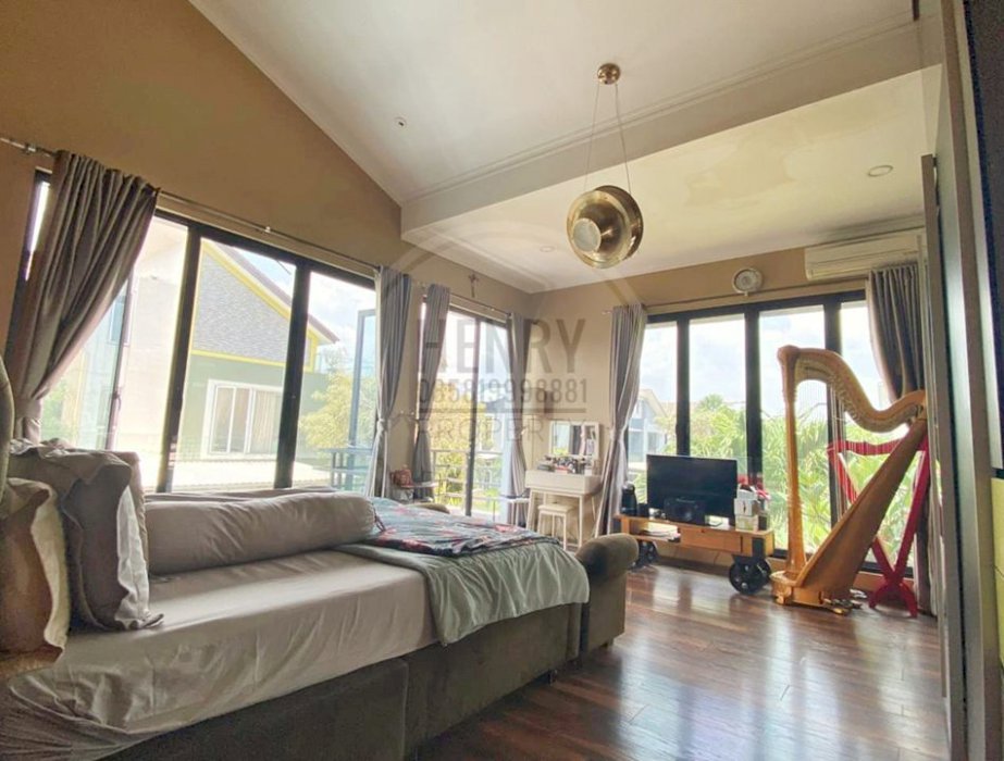Dijual Cepat Rumah Hoek Mewah di Sernade Lake Gading Serpong