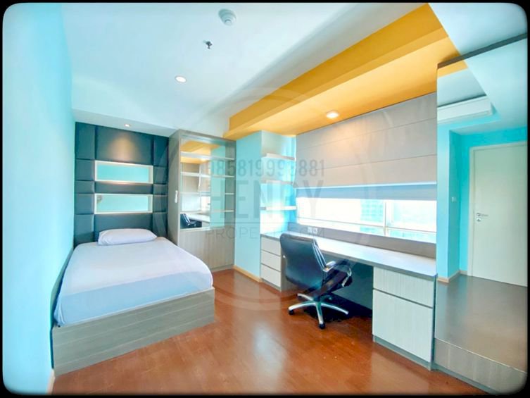 Casa Grande Dijual Cepat 3+1BR Full Furnish and Renov Mid Fl City View