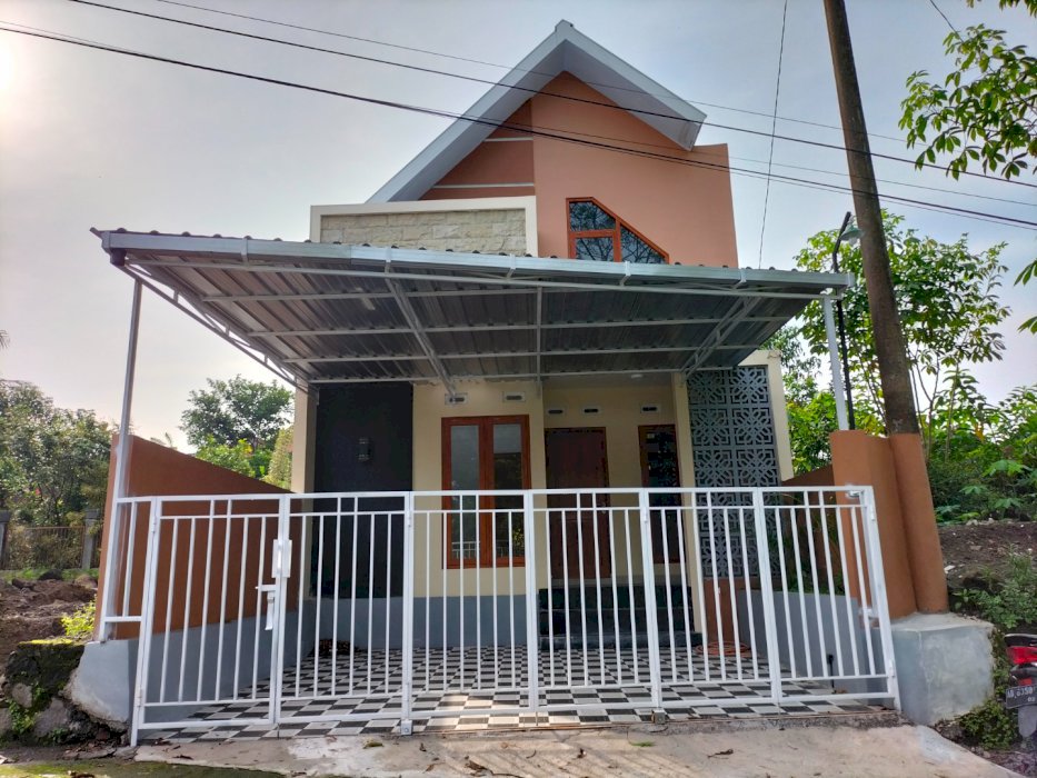 RUMAH SIAP HUNI 2 LANTAI TEPI JALAN ASPAL DEKAT KAMPUS UII KALIURANG