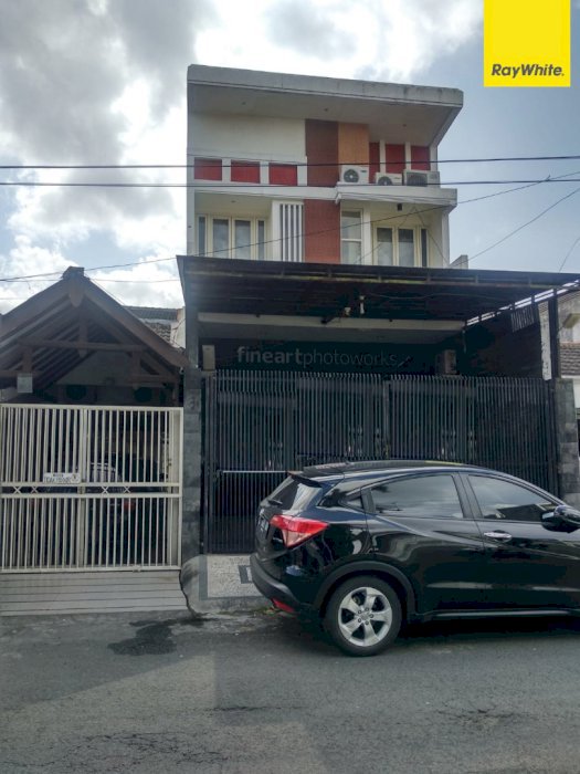 Dijual Ruko Bangunan 2,5 Lantai Lokasi di Darmo Permai Selatan