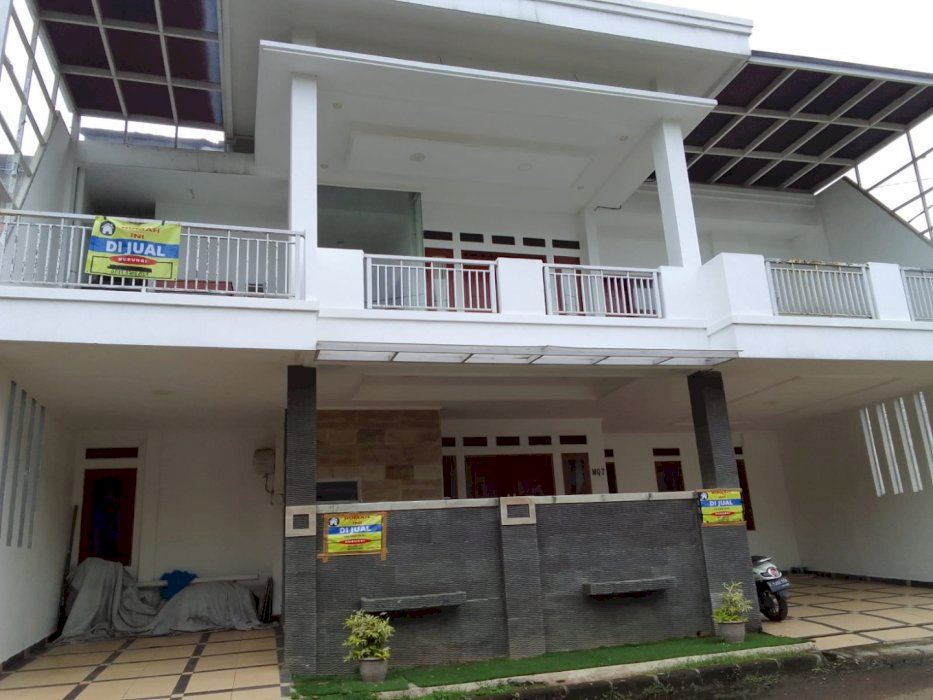 Rumah Full Lantai 2  di Perumahan Acropolis Karadenan Bogor