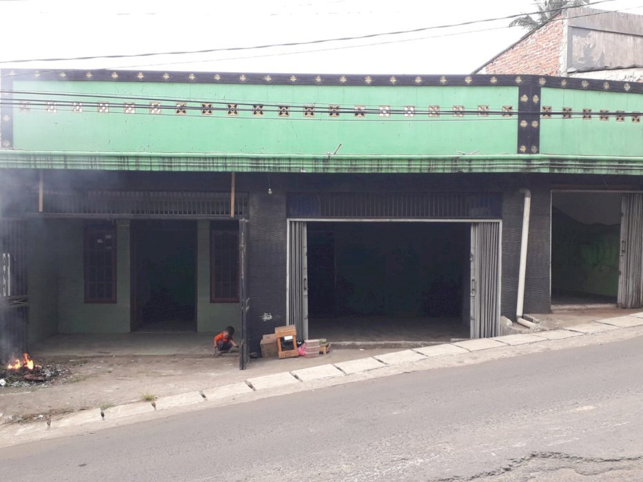 Rumah pinggir jalan raya cocok untuk usaha Dan tempat tinggal.