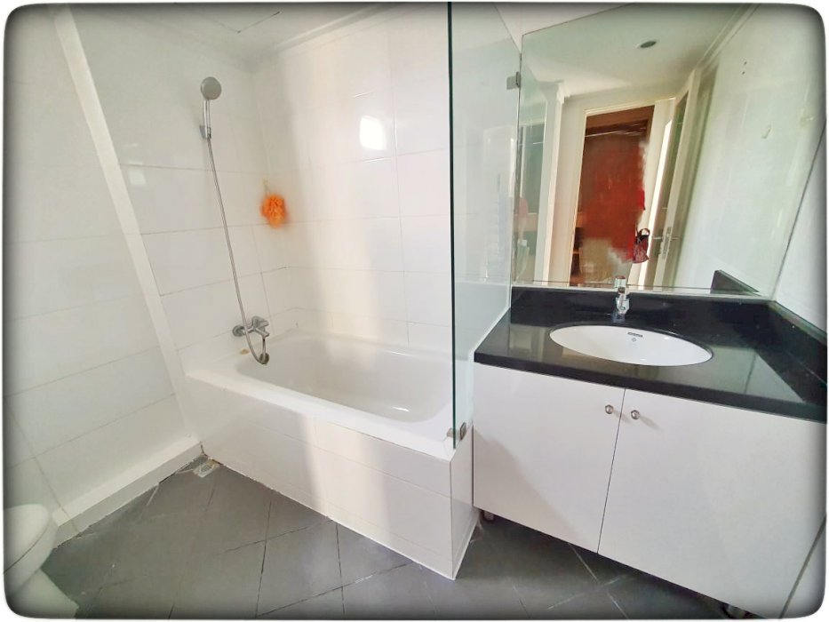 Dijual Termurah 3+1BR Full Renov dan Furnish Lt Tinggi di Taman Angrek