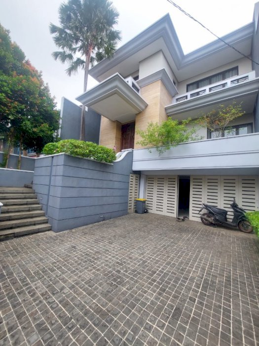 Rumah Asri Kebayoran Hang Lekiu pakai Lift dan ada Swimming Pool