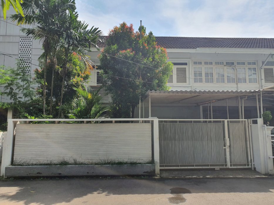 Rumah Taman Aman Strategis di Kebayoran Baru