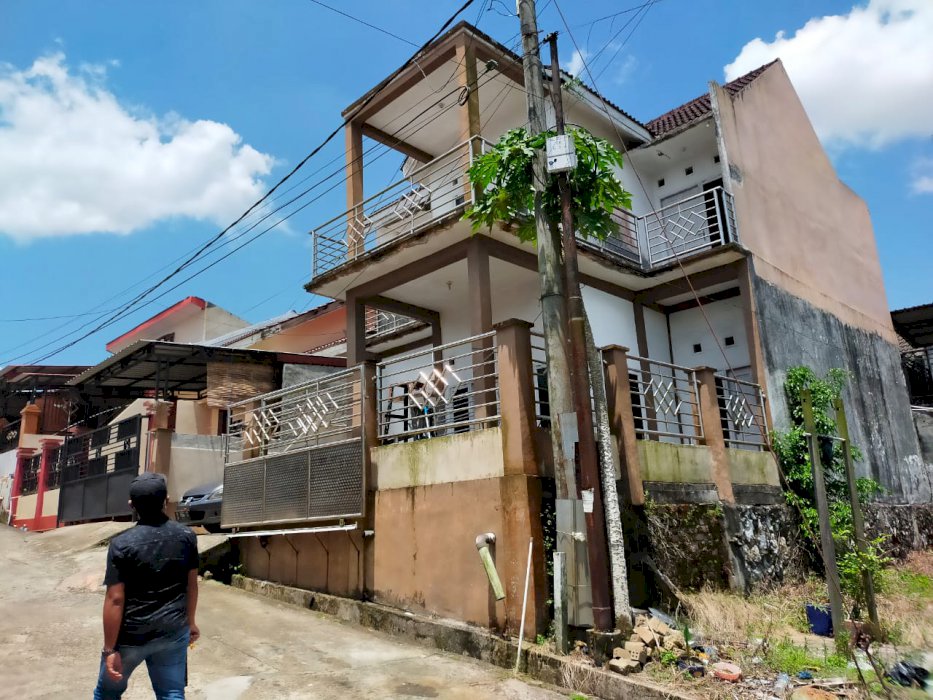 Rumah Dua lantai Harga satu lantai