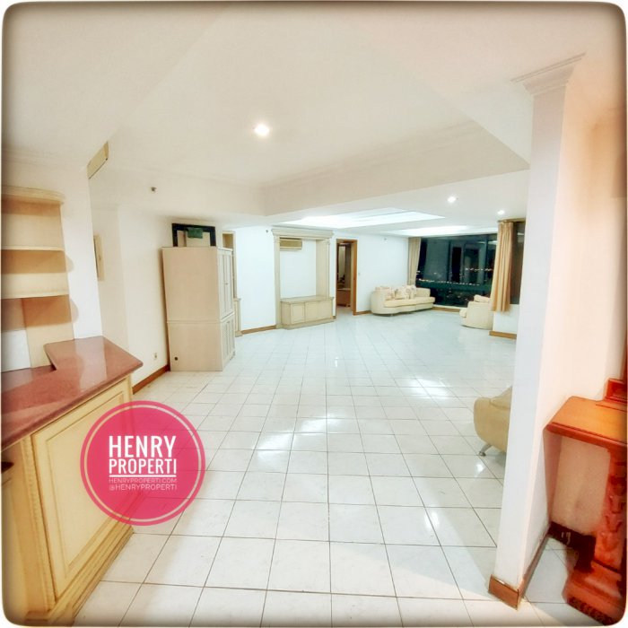 Taman Anggrek Condominium  Dijual Unit Combine 2+1BR  Semi Furnish