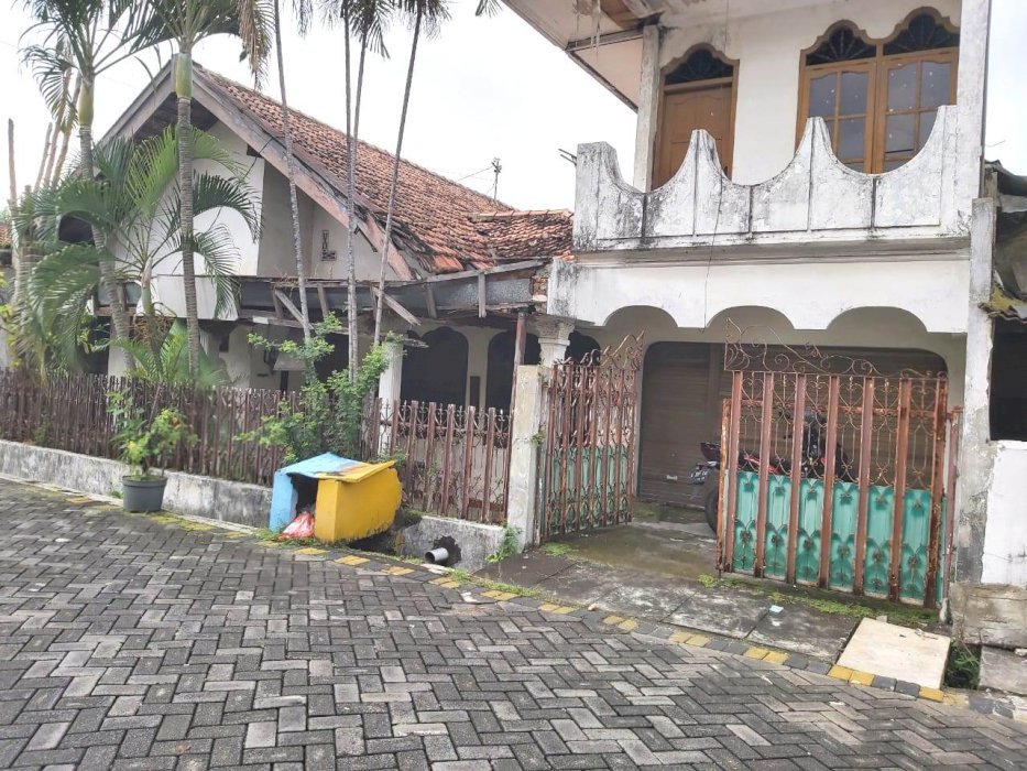 Rumah Tua Hitung Tanah di Jl Klampis Sacharosa Sukolilo Surabaya