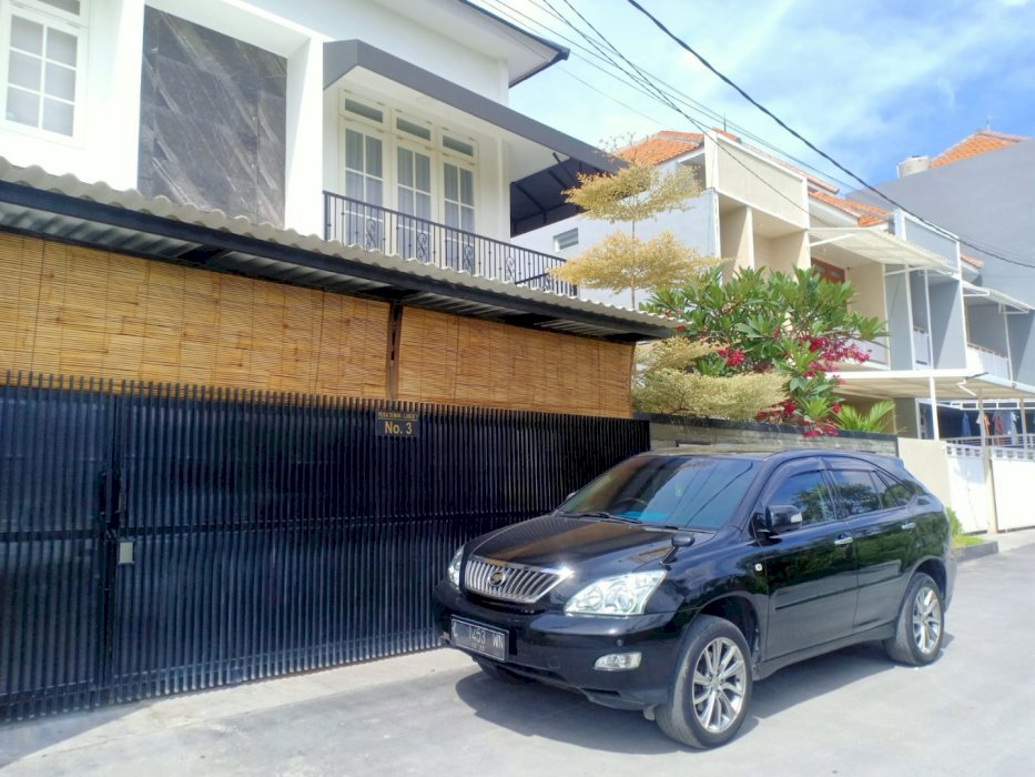 Rumah lantai 2 style vila di area jl teuku umar barat denpasar bali