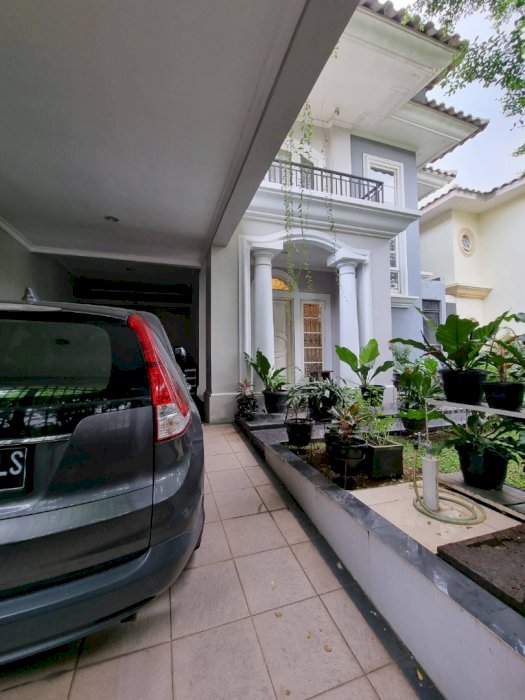 Jual Rumah Town House Puspita Loka BSD. Semi furnished. Strategic lux