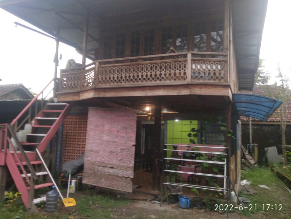 DISEWAKAN RUMAH ANTIK DARI KAYU 2 LANTAI DI MAGELANG JAWATENGAH