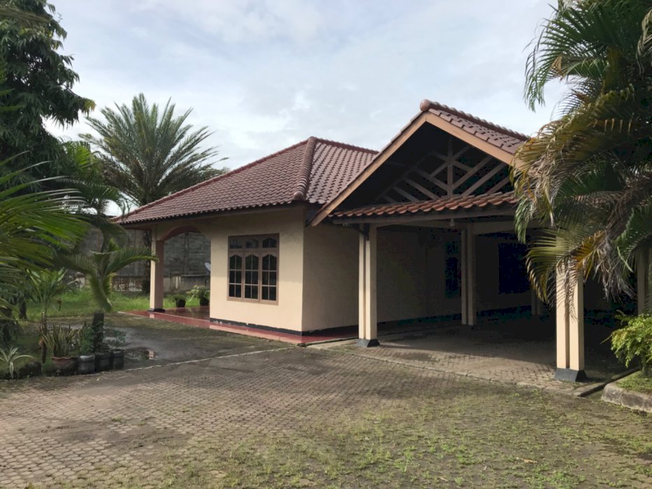 Rumah besar dengan kebun luas.
