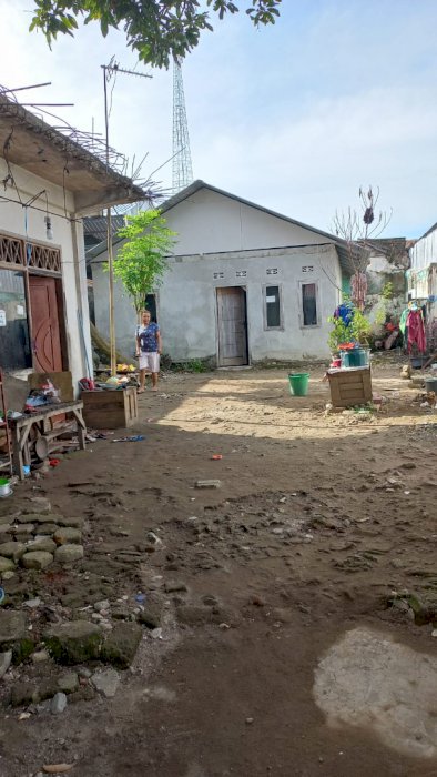 Menjual tanah dan bangunan seperti ruko dan rumah
