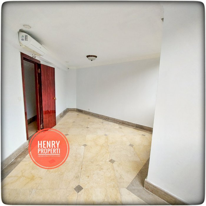 Dijual Cepat Renov Unit 3+1BR View Taman Lantai Rendah di Taman Rasuna