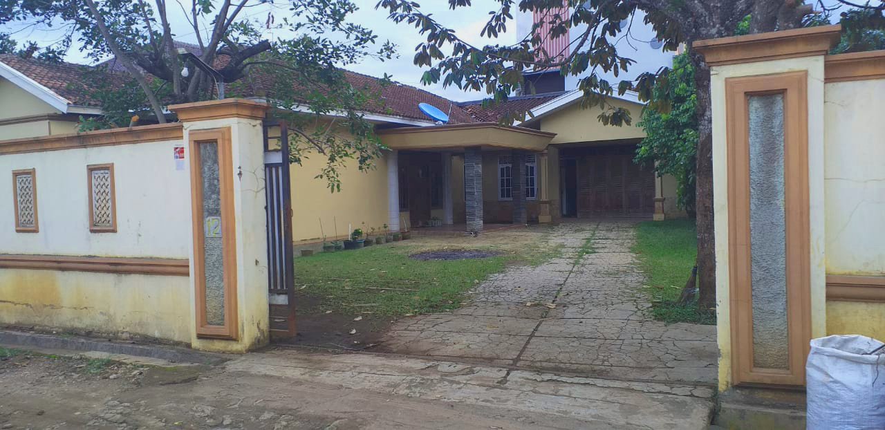 Dijual rumah + kolam renang + kantor