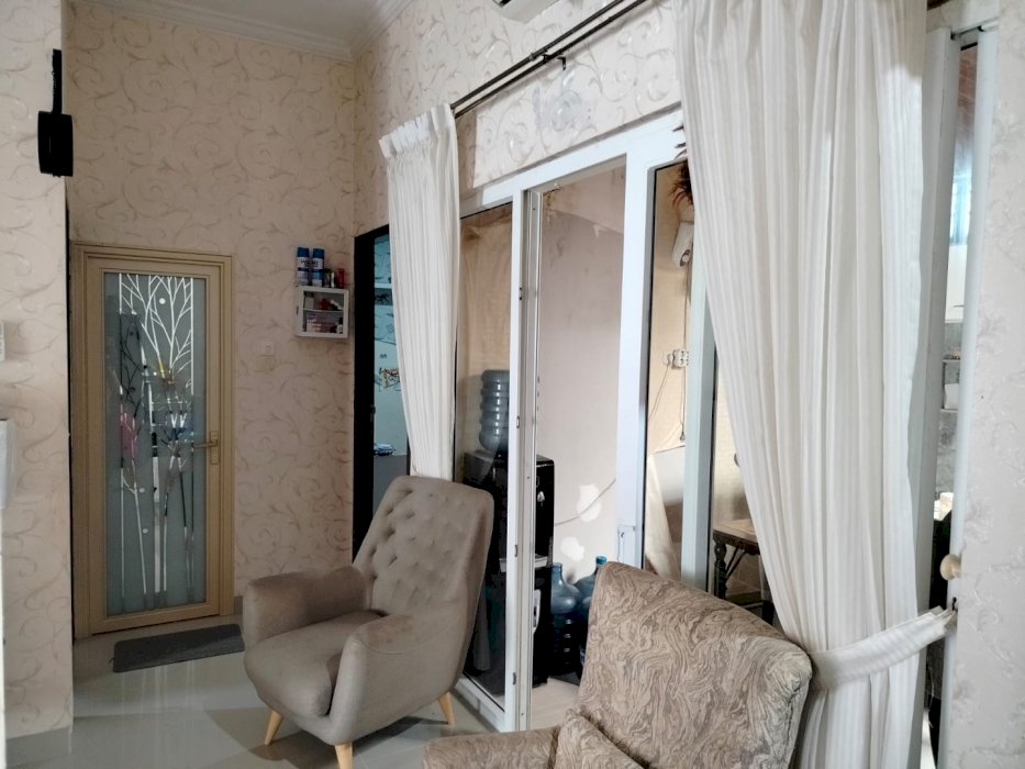 Rumah Full Renov Mewah Perkomplekan Pinggir jalan
