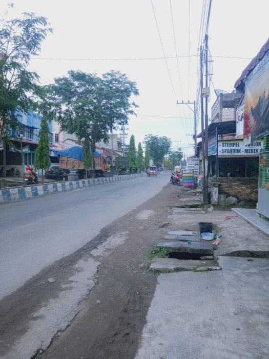 Rumah Dipinggir Jalan Strategis