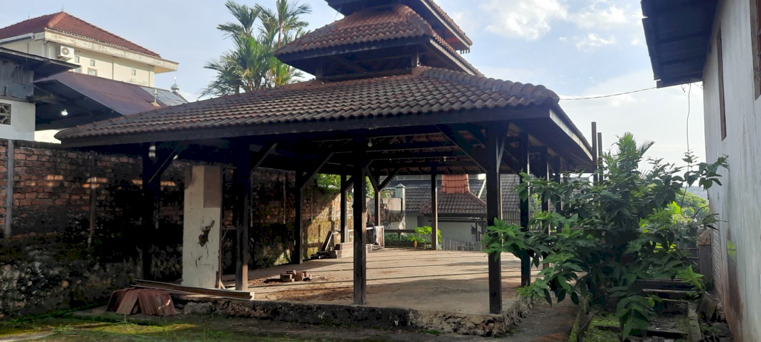 Rumah SHM Luasan 928m2 (3 Rumah+1 Joglo) Lokasi Strat 3 Kampung Timur