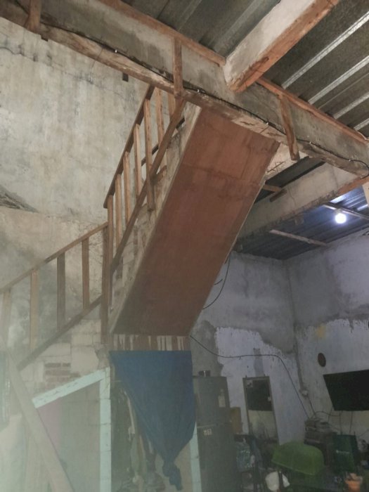 Dijual cepat rumah 2 kamar, 2 lantai, bangunan 80%.