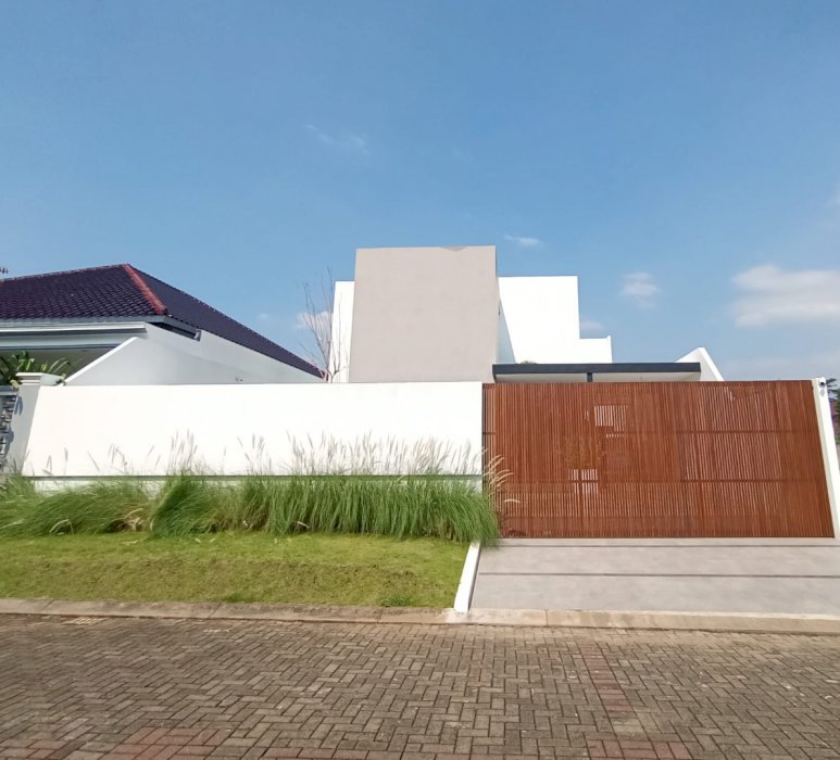Hunian exclusive puri arga golf BSB includ furnished dan kolam renang