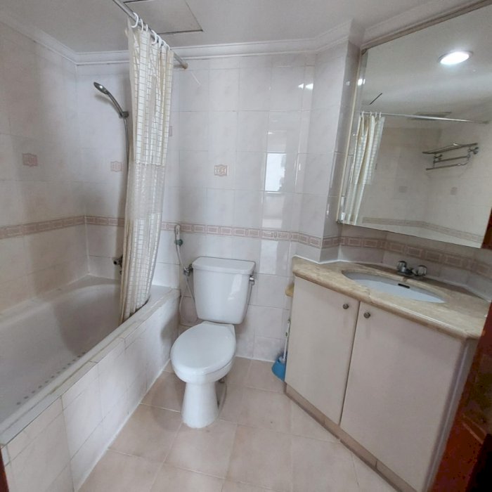 apartemen TAMAN ANGGREK disewakan FASILITAS LENGKAP view city