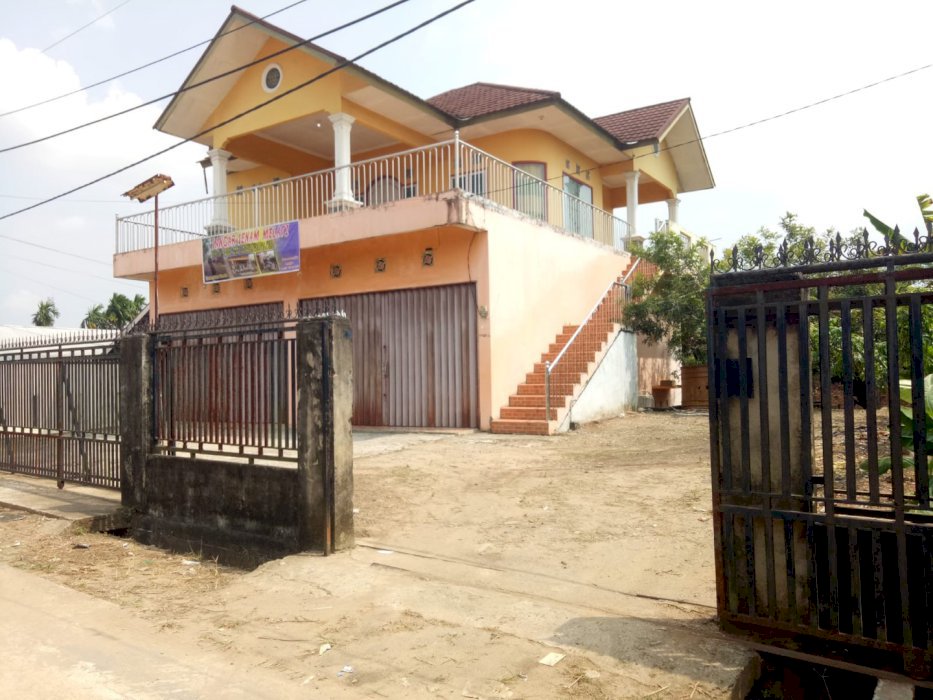 Rumah dengan halaman luas