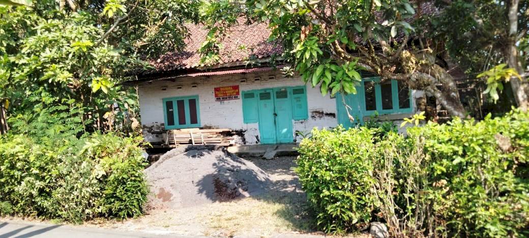 rumah  jadul  SHM  di Jl. Kemuning,  Karangsari, Kec. Kebumen,