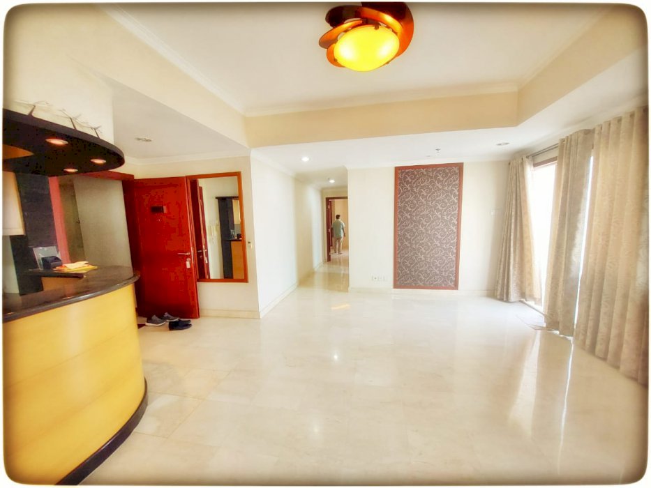 Royal Mediterania Garden dijual unit private lift semi furnish