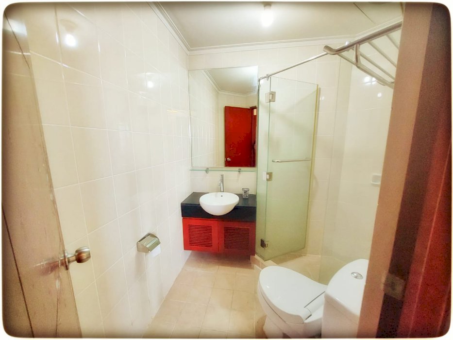 Royal Mediterania Garden dijual unit private lift semi furnish