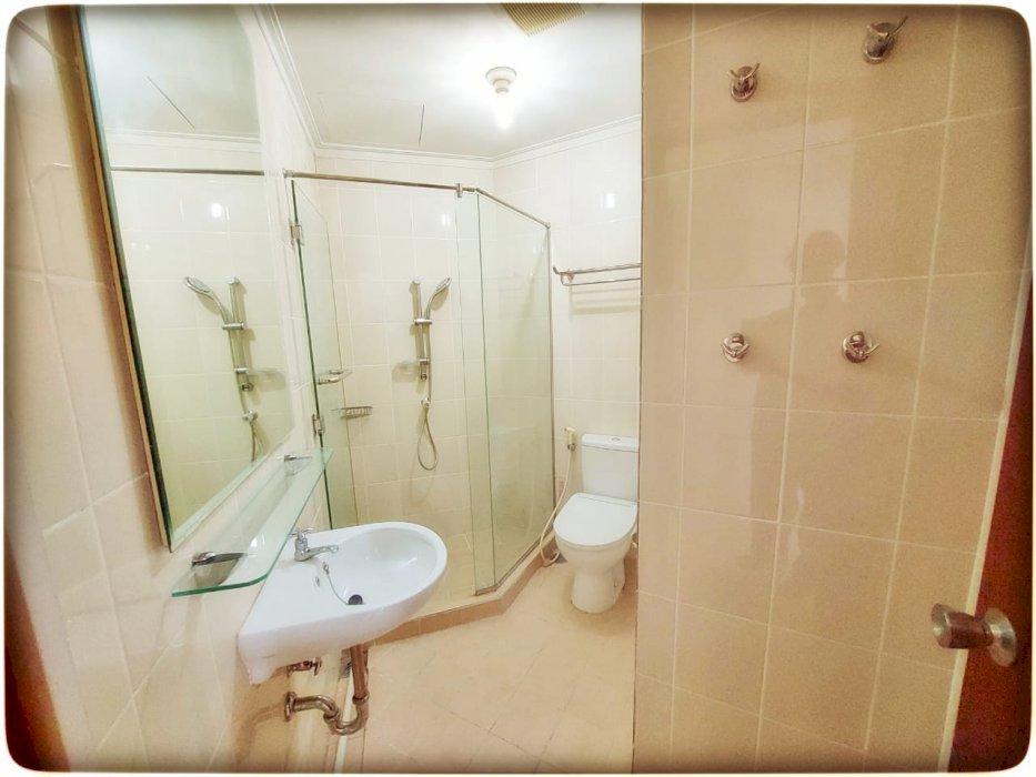 Royal Mediterania Garden dijual unit private lift semi furnish