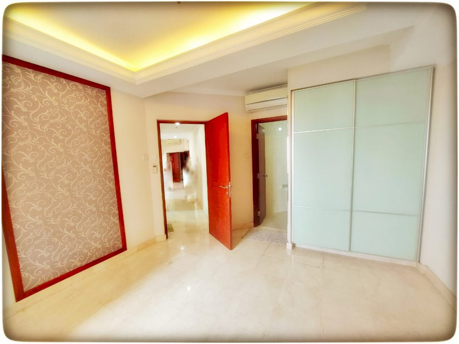 Royal Mediterania Garden dijual unit private lift semi furnish