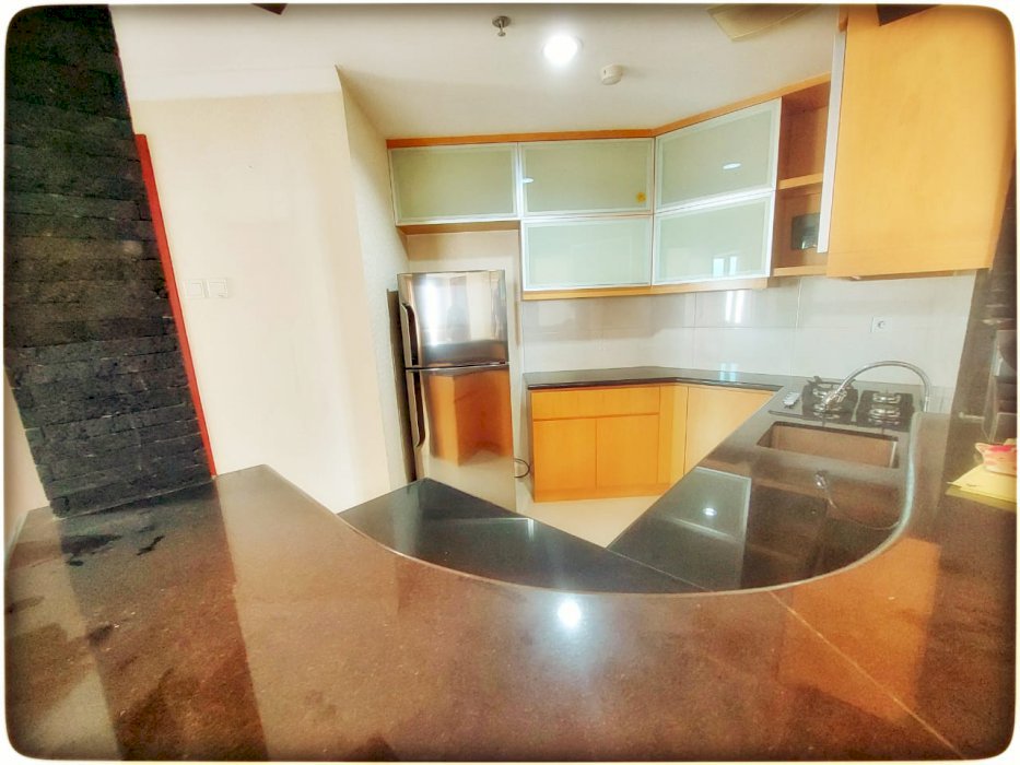 Royal Mediterania Garden dijual unit private lift semi furnish
