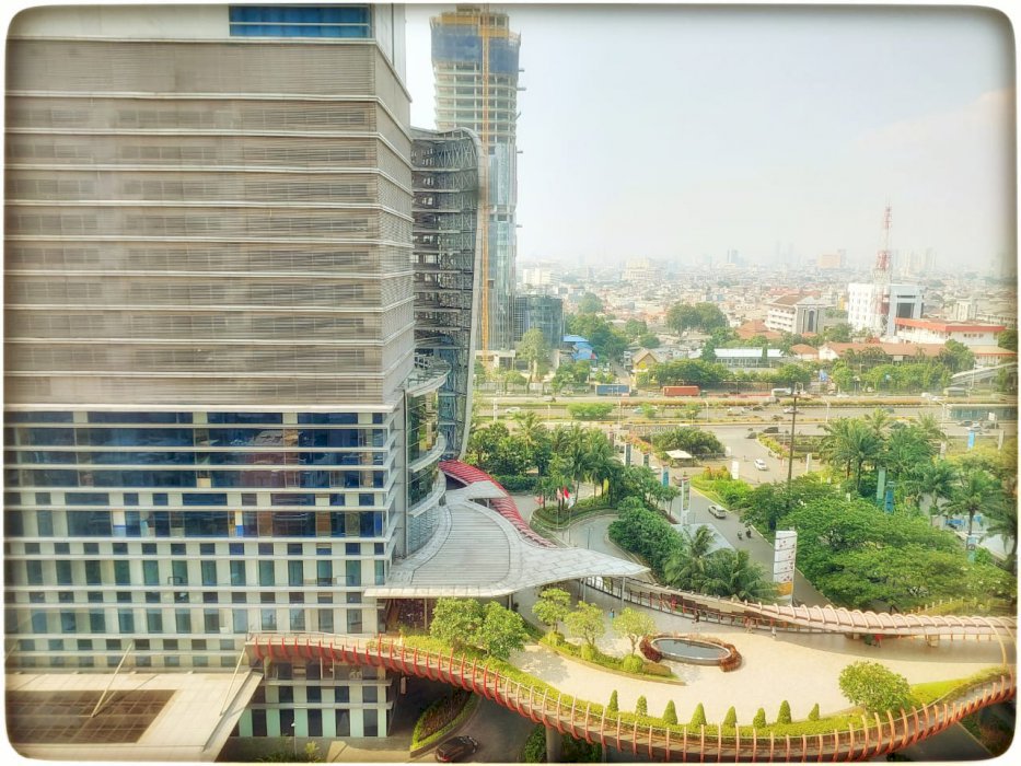 Royal Mediterania Garden dijual unit private lift semi furnish
