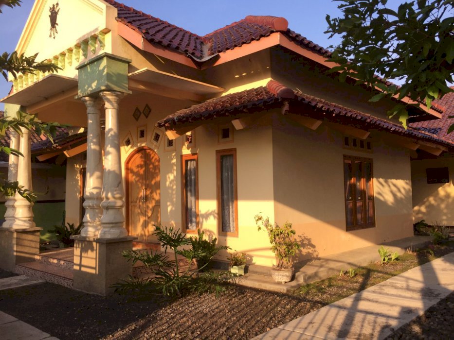 Rumah Full Furnished Strategis Bonus Tanah dan Kios (Jual Cepat)