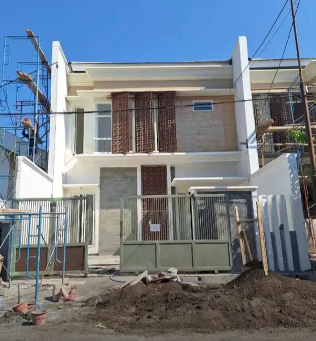 Rumah baru lokasi depan di Manyar Kertoadi