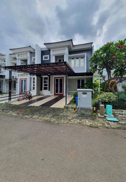 Dijual cepat Rumah Hook di Cluster Michelia Centro dengan Taman