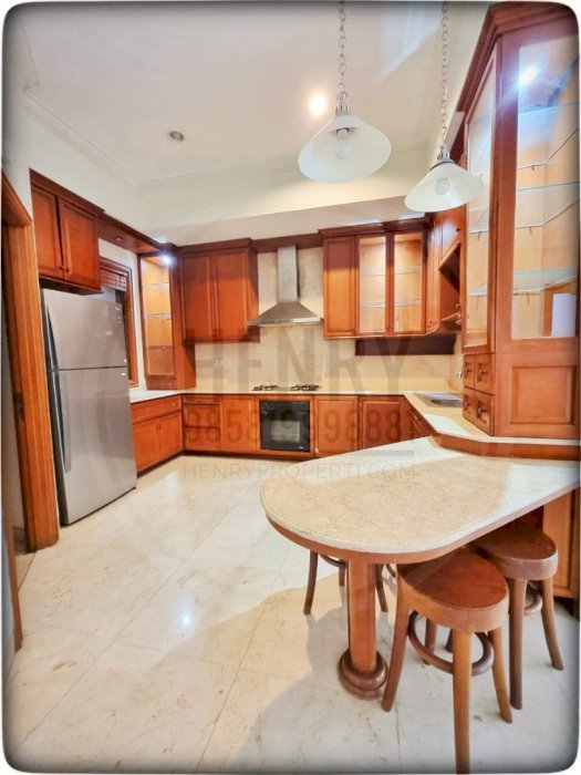 Disewakan Rumah di Pondok Indah, Baru Renov Kamar 4+1BR