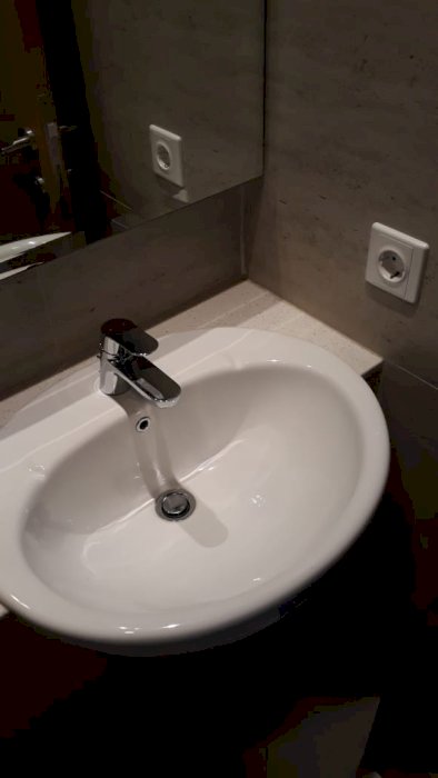 Dijual Taman Anggrek Residence Unit 2BR View POOL Lantai Rendah