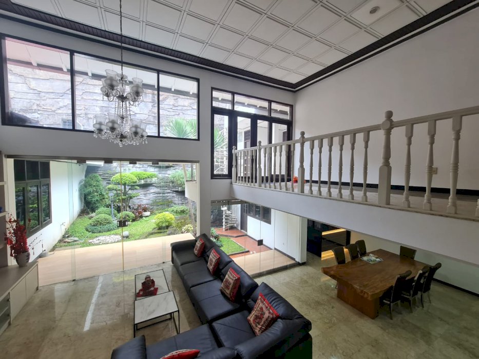 Dijual Rumah Semi Furnish Siap Huni Terawat di Mainroad Budisari