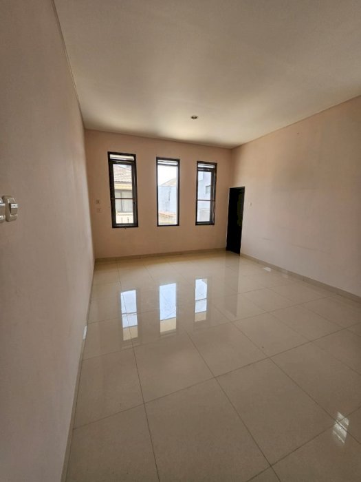 Disewa Rumah Pojokan di Taman Lingkar Selatan Bandung