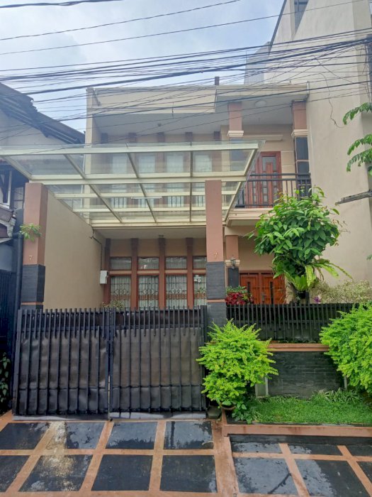 Rumah Mewah 3 Lantai dekat Maranatha
