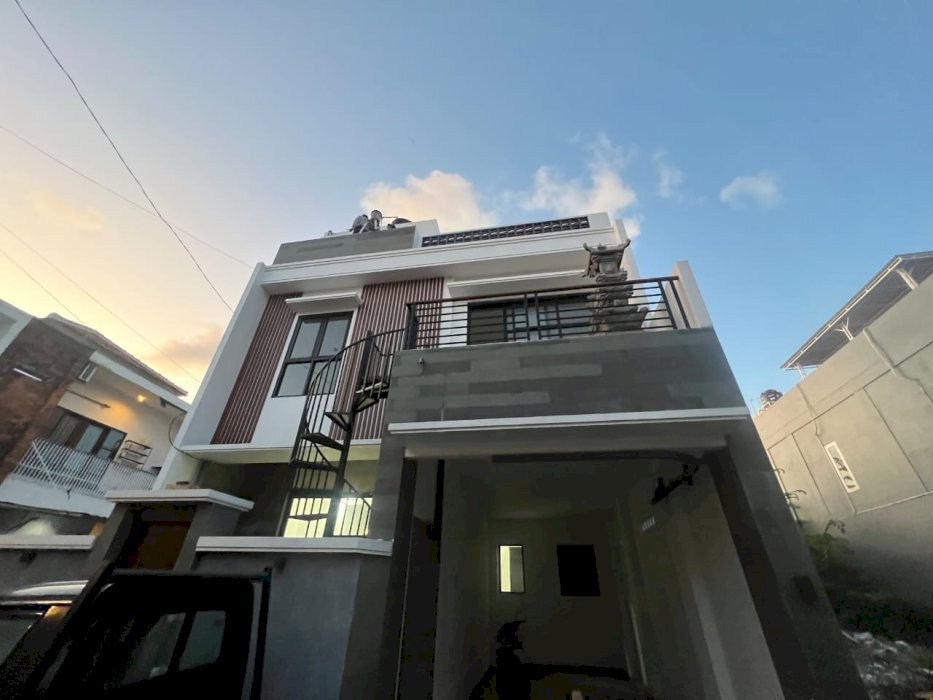 DI JUAL RUMAH 3 LANTAI DI SIDAKARYA DENPANSAR BALI