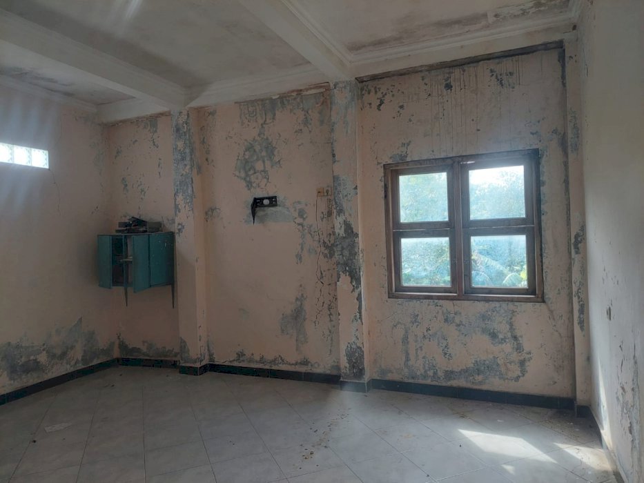 Dijual tanah dan bangunan bekas kandang ayam.