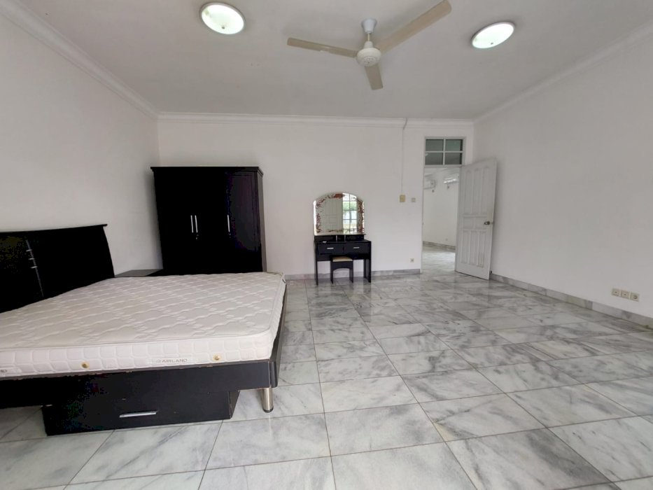 Rumah Pondok Indah 5 menit Ke JIS Lokasi Tenang Bisa dibantu KPR