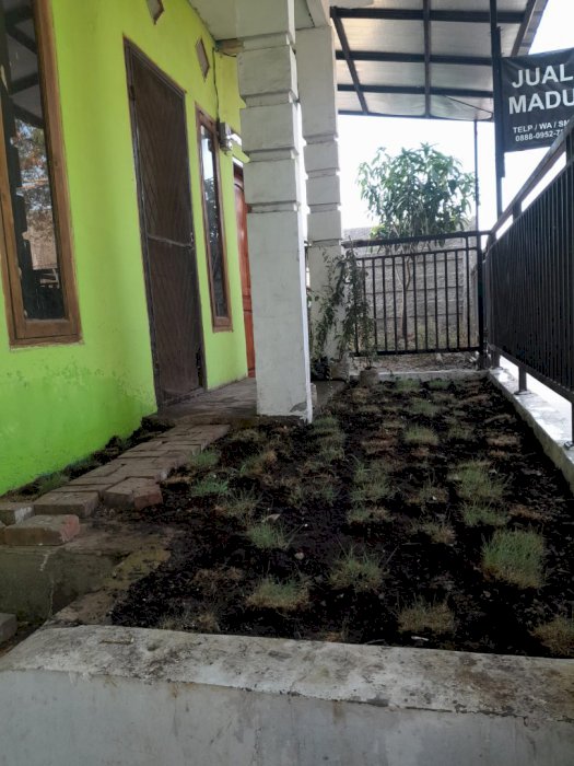 RUMAH DI PERTIGAAN UNTUK BISNIS