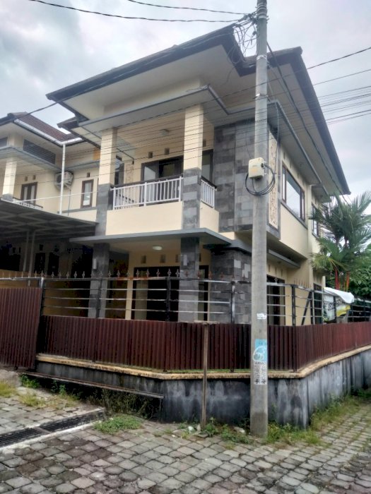 Di jual rumah lantai 2 di perumahan karang sari residen